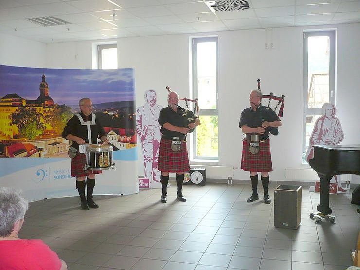 Bild: Sondersh&auml;user Pipes & Drums musizierten in der Galerie