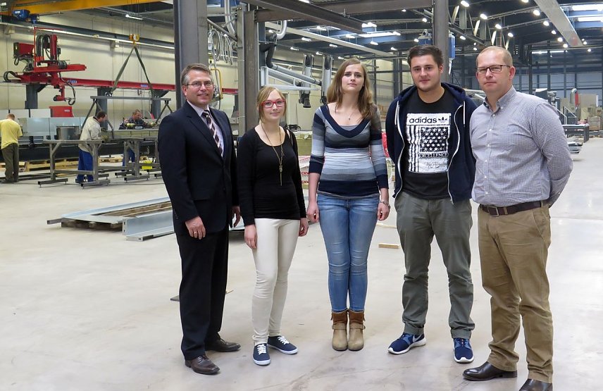 Bild: In der gro&szlig;en Fertigungshalle
