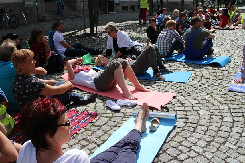 Bild: Flashmob "Pflege am Boden"