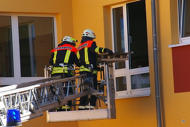 Bild: Feuerwehr&uuml;bung an Hentrich-Schule