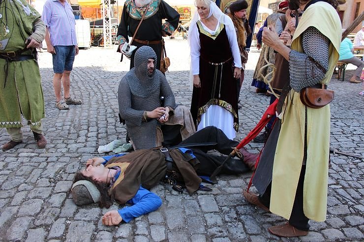 Bild: Fortsetzung mit Markttreiben