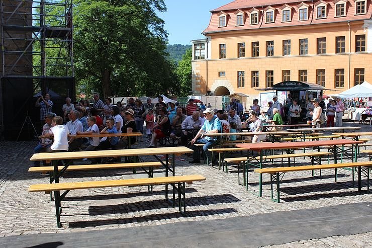 Bild: Fortsetzung mit Markttreiben