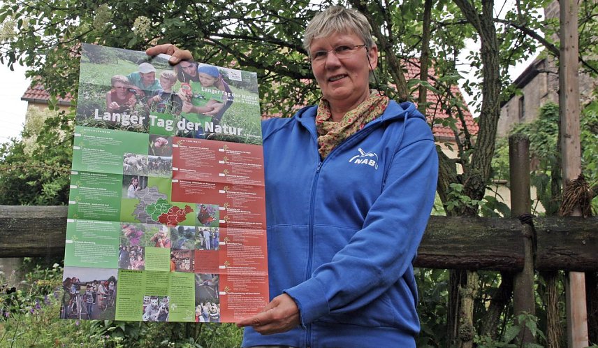 Bild: Gisela Stand pr&auml;sentiert das Faltblatt