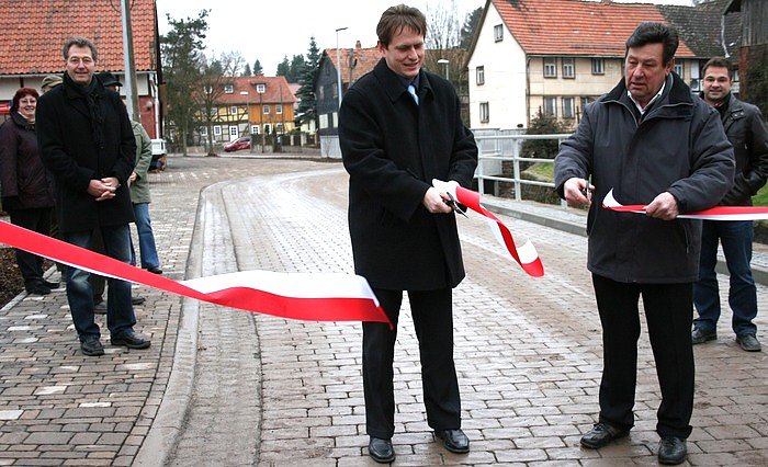 Bild: Stra&szlig;e &uuml;bergeben