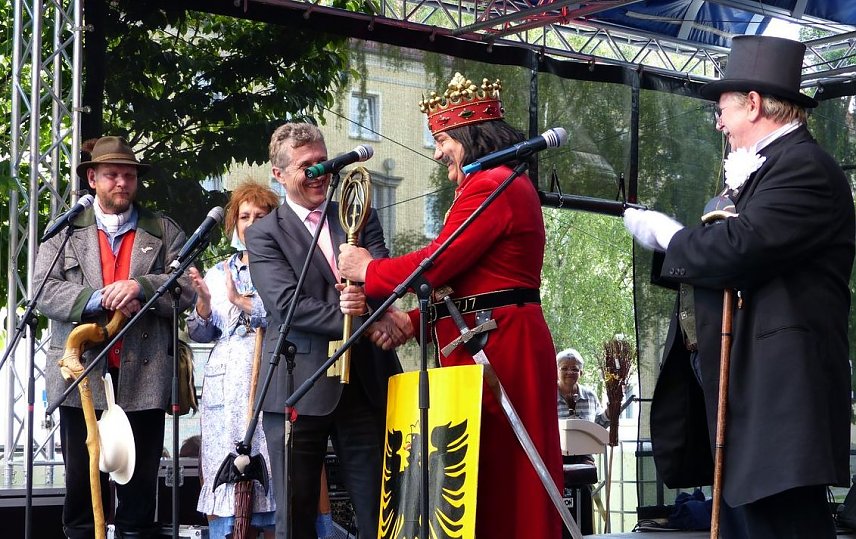 Bild: Schl&uuml;ssel zur&uuml;ckgegeben