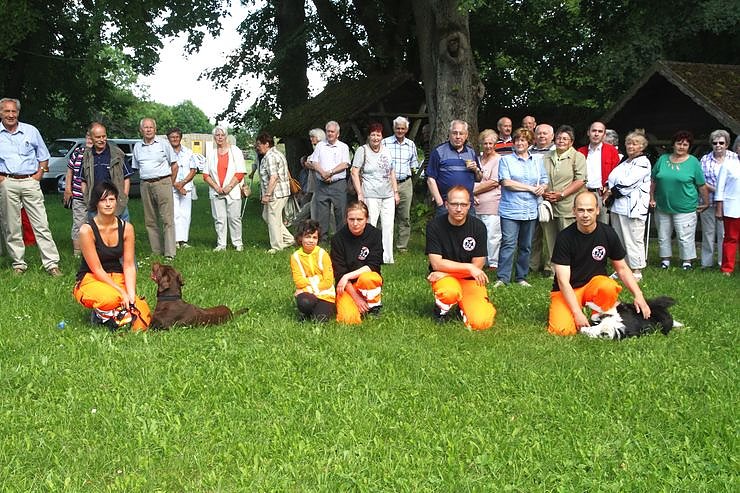 Bild: Rettungshundestaffel begeisterte Alterskameraden.