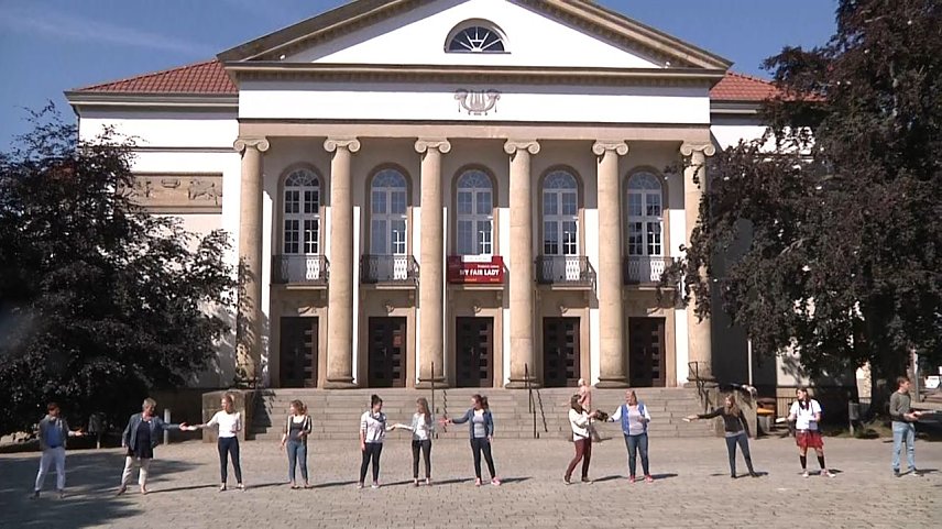 Bild: Am Theater vorbei ging es zur neuen Bbliothek