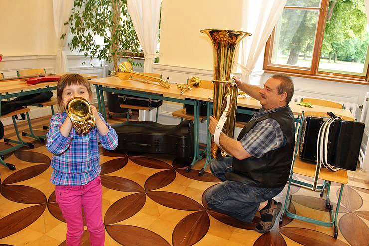 Bild: "Schr&auml;ge T&ouml;ne" in der Musikschule