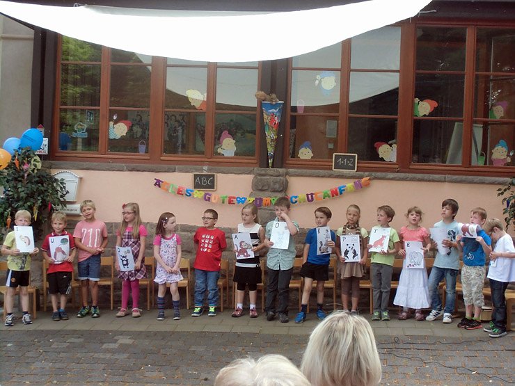 Bild: 16 Vorschulkinder sagen Auf Wiedersehen