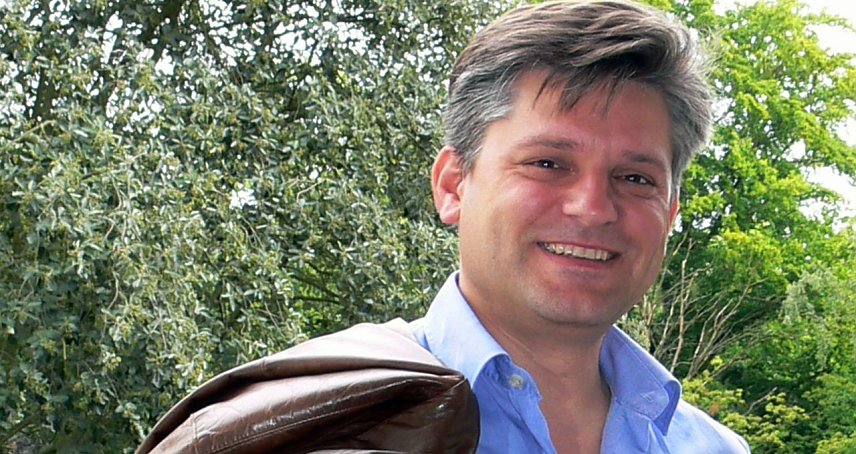 Bild: Dirigiert eigenes Werk