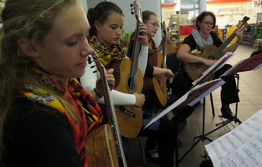 Bild: Gitarrenmusik zur Er&ouml;ffnung