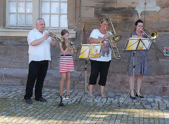Bild: Zur Stra&szlig;e der Musik geh&ouml;rend