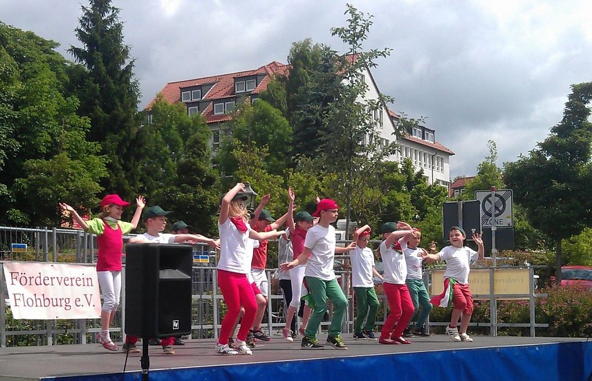 Bild: Der Chor der K&auml;the-Kollwitz-Schule im vorigen Jahr beim Flohburg-Fest