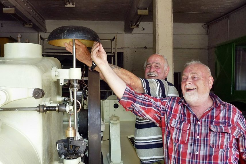 Bild: Die neue Glocke wird getestet