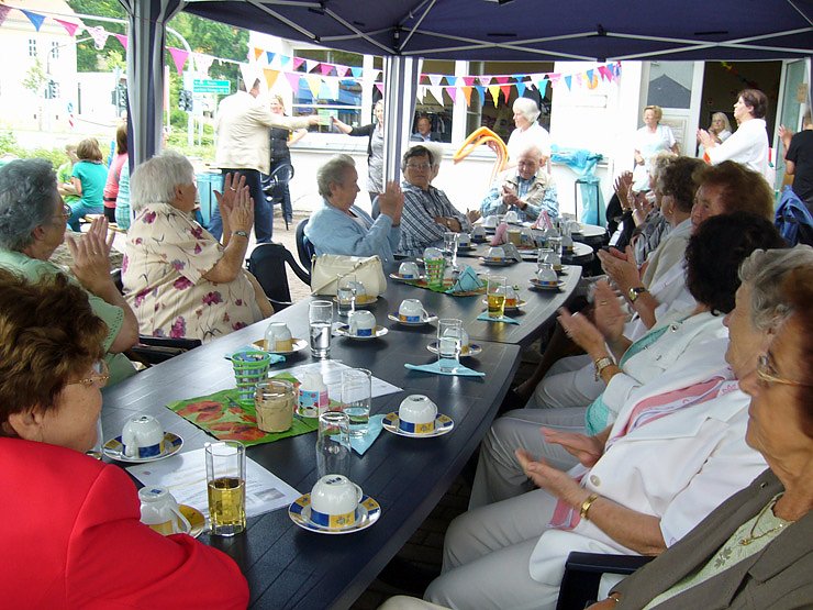 Bild: Sommerfest mit Aprilwetter
