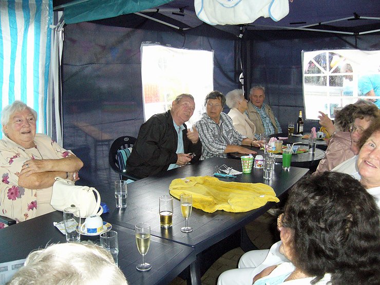 Bild: Sommerfest mit Aprilwetter