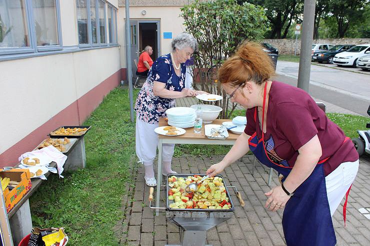 Bild: Gegrillt und diskutiert