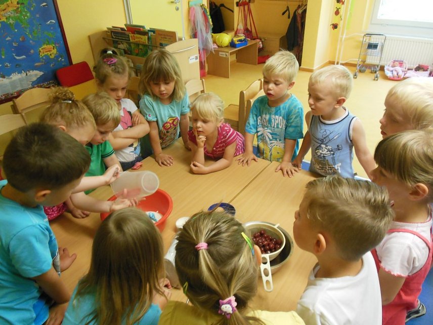 Bild: Kunterbunter Kuchenbasar