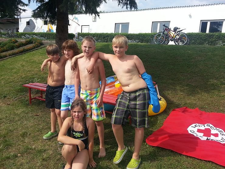 Bild: Abschlussfest im Schwimmbad