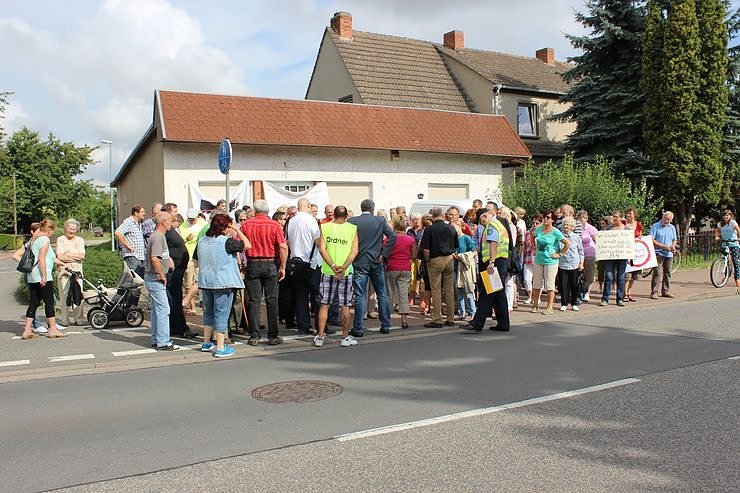 Bild: Demo &uuml;ber Bundesstra&szlig;e 4 in Greu&szlig;en gezogen