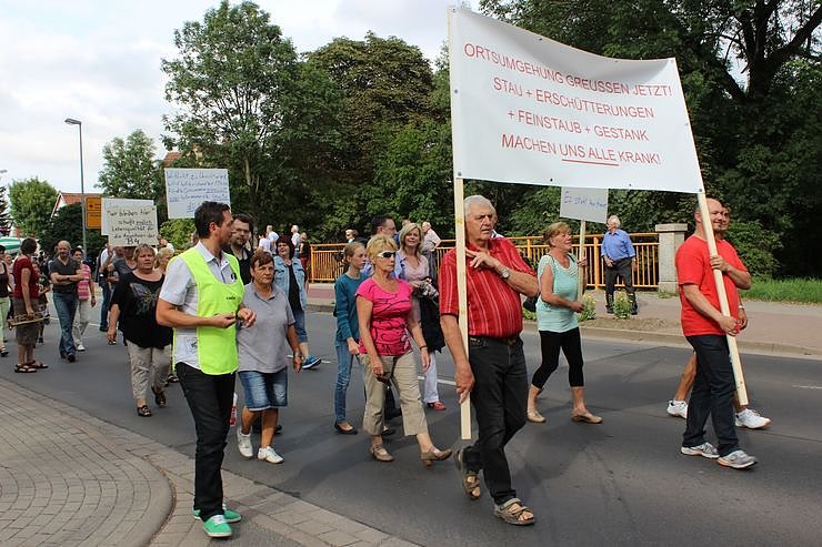 Bild: Demo &uuml;ber Bundesstra&szlig;e 4 in Greu&szlig;en gezogen