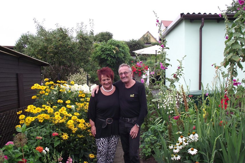 Bild: Heinz und Heidi Beck zwischen der Blumenpracht in ihrem Garten der Anlage Borntal in Nordhausen. Hier f&uuml;hlen sie sich wohl, erholen und entspannen sich, erleben die Natur in all ihren Facetten.  