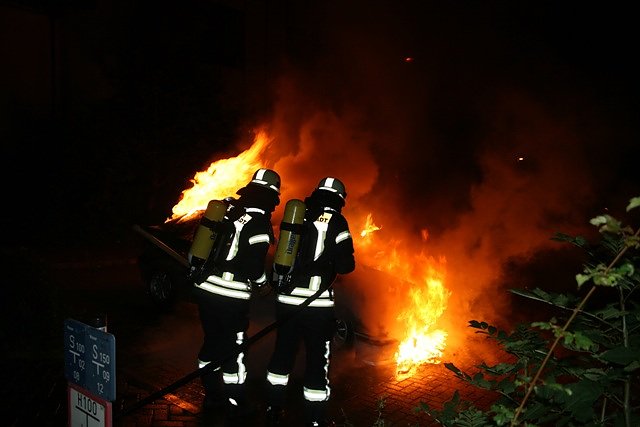 Bild: Feuerwehr l&ouml;scht Feuer am BMW
