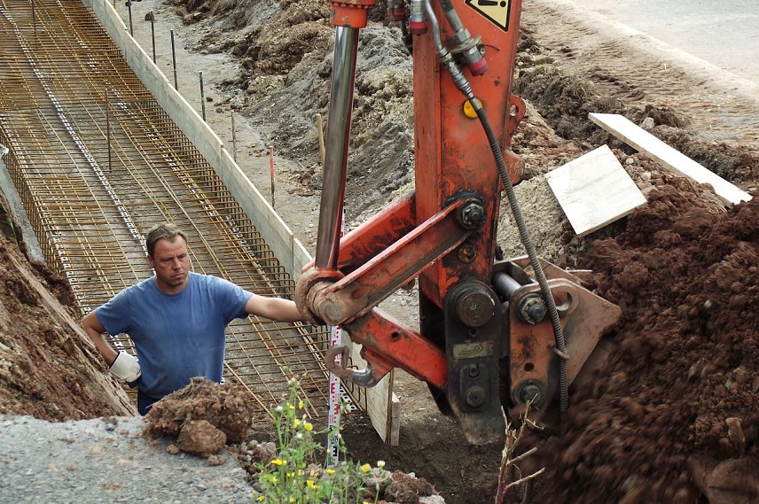 Bild: Der  Bagger beim Aushub des Erdreiches.  