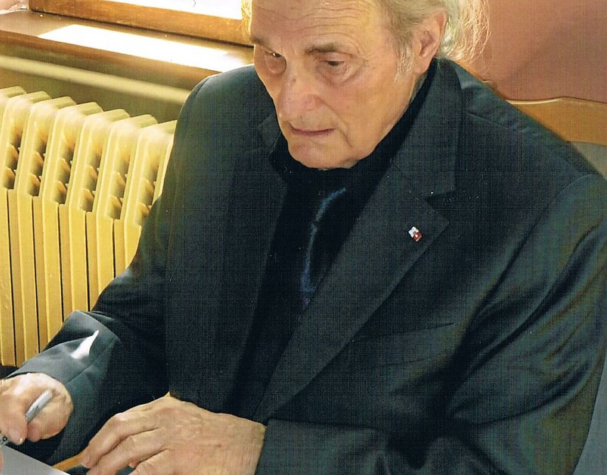 Bild: Scharr beim Signieren