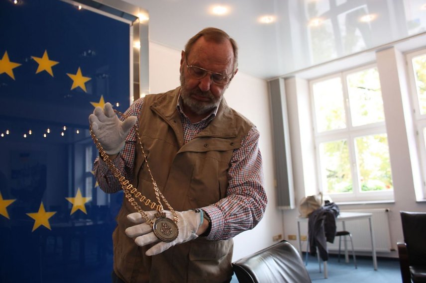 Bild: Dr. Manfred Schr&ouml;ter mit der alten Amtskette