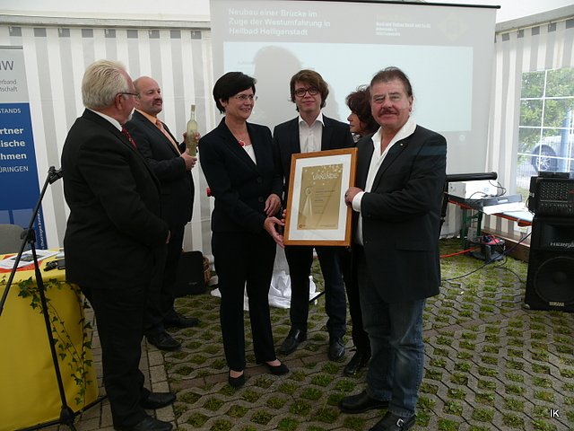 Bild: Urkunde f&uuml;r Klaus R&ouml;hrig zum Unternehmer des Jahres