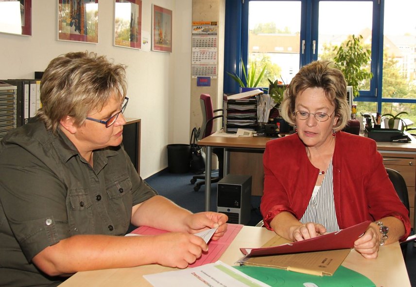 Bild: Manuela Gorges und Petra Hoffmann von der BVU im Gespr&auml;ch