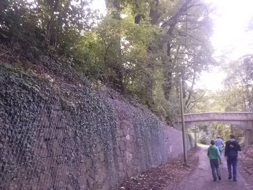 Bild: Die Mauer an der Auffahrt zum Park konnte gesichert werden, die "Verlobungsbr&uuml;cke" wird kostenlos restauriert
