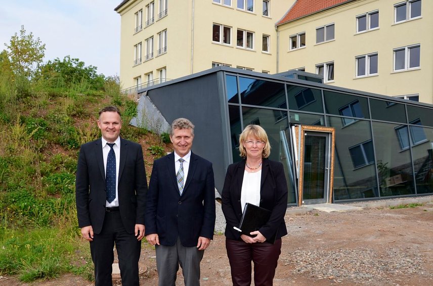 Bild: Neubau besichtigt