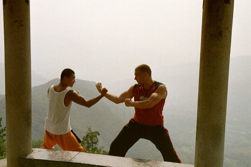 Bild: Domenic Hesse mit einem Shaolin M&ouml;nch beim Training in den Bergen um Shaolin