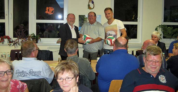Bild: B&auml;lle f&uuml;r den Gro&szlig;furrarer Volleyballverein