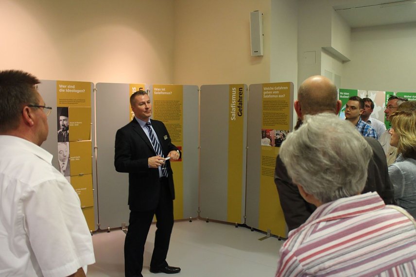 Bild: F&uuml;hrungen durch die Ausstellung werden von Mitarbeitern des Verfassungsschutzes betr&auml;ut