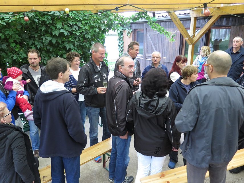 Bild: Lockere Runde bei Einweihung