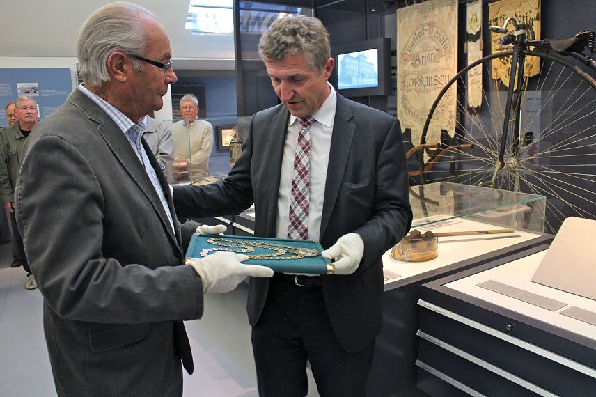 Bild: Herr Sourell &uuml;bergibt die Kette an die Stadt