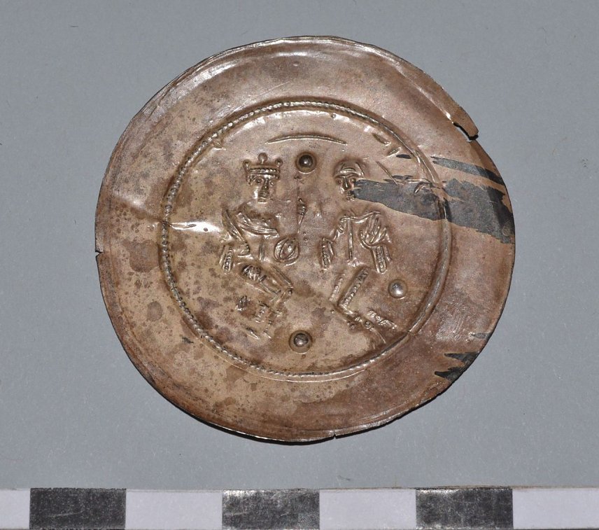Bild: Ein sehr seltener Nordh&auml;user Brakteat von 1174. Er wurde anl&auml;sslich des Aufenthaltes  Kaiser Friedrich I. (Barbarossa) in unserer Stadt gepr&auml;gt