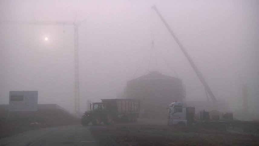 Bild: Fermenter Nummer eins erhielt in den Morgenstunden sein Dach