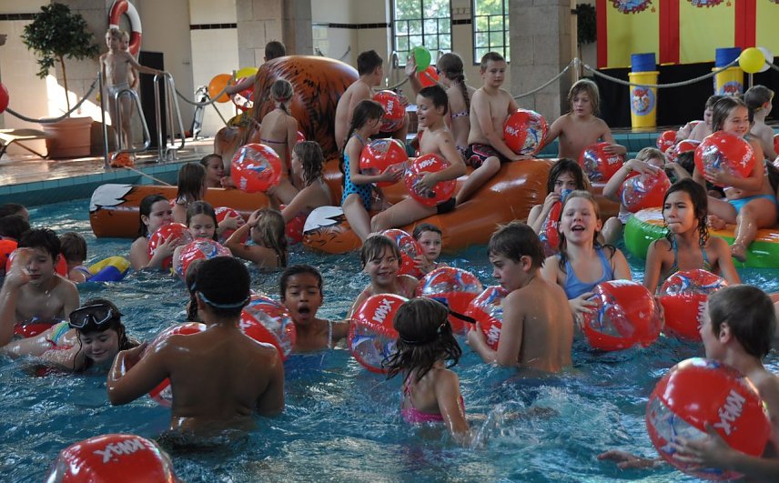 Bild: Pool-Party im Badehaus