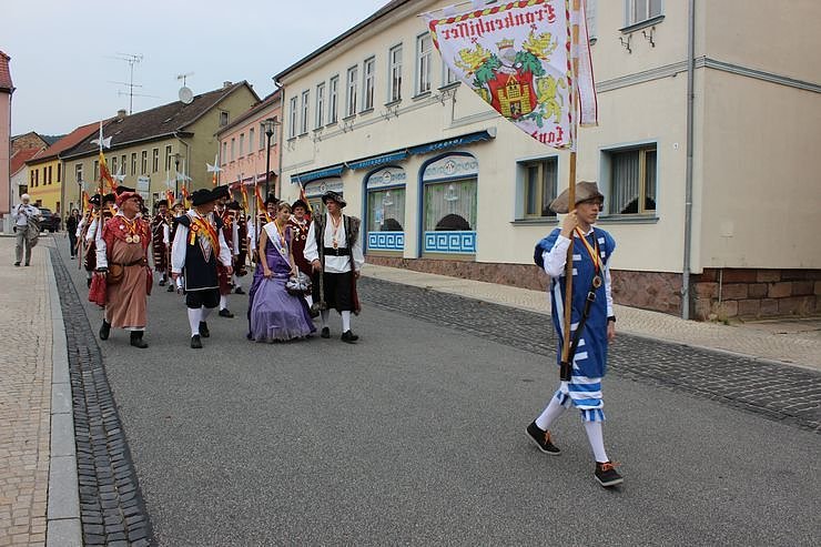 Bild: Hausm&auml;nner laden zum Bauernmarkt ein