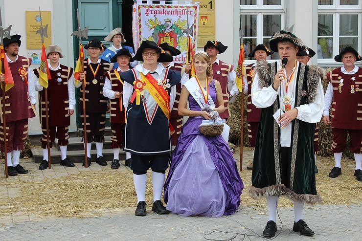 Bild: Hausm&auml;nner laden zum Bauernmarkt ein
