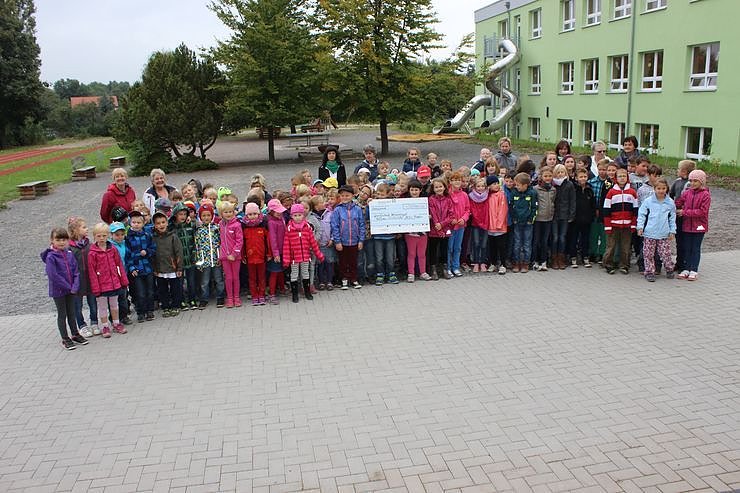 Bild:  Frau Becker (li.) hatte f&uuml;r die Kinder noch eine zweite &Uuml;berraschung. Gestern hatte die Stiftung Town and Counrty  bereits einen Spendenscheck in H&ouml;he von 500 Euro &uuml;bergeben. Jetzt kann das 