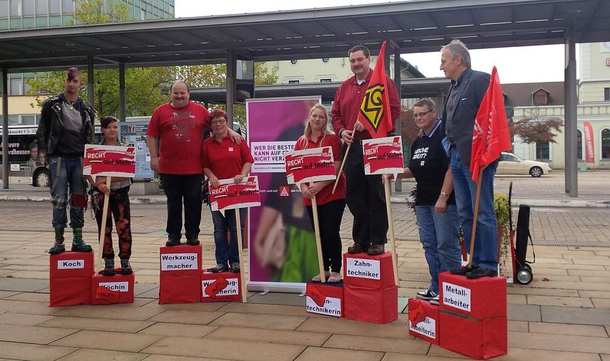 Bild: Protest vor dem Nordh&auml;user Bahnhof