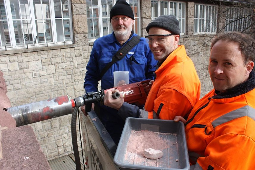 Bild: Bei der Probenentnahme wurde auch mit einem Kernbohrger&auml;t gearbeitet. Im Bild von links nach rechts: Dr. Hans-Werner Zier von der Materialforschungs- und pr&uuml;fanstalt an der Bauhausuniversit&auml;t Weimar, 
