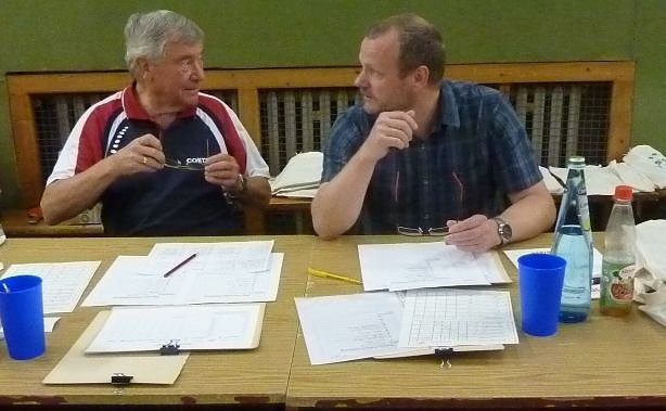 Bild: R&uuml;diger Zelder und Karsten Spie&szlig; (v. l.) bildeten das Kampfgericht beim Jubil&auml;umsturnier des TTV Hydro Nordhausen.