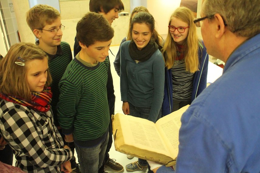 Bild: Sch&uuml;ler des Humboldt Gymnasiums durften als erste die alten B&uuml;cher begutachten