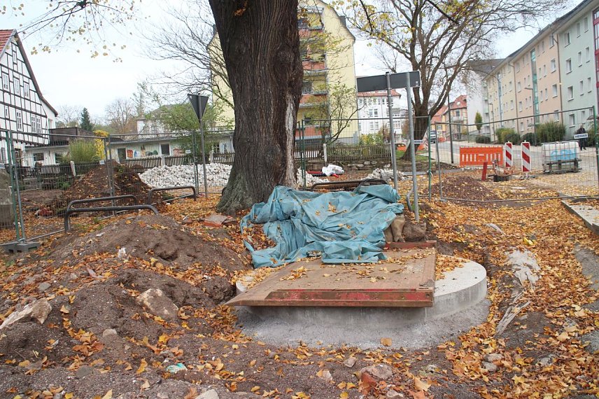 Bild: Wird wieder abgedeckt - der Brunnen an der Blasii Kirche